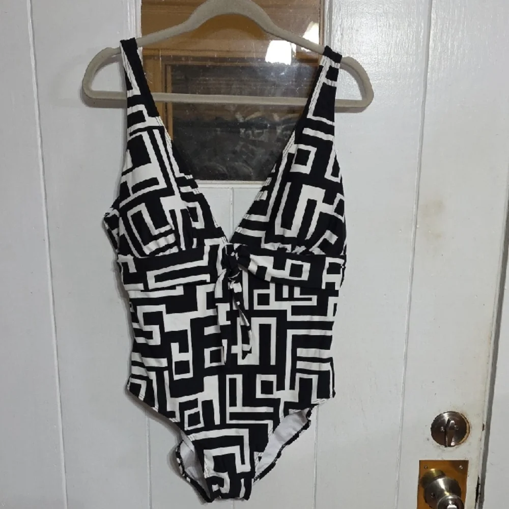 Allure‎ Couture Womens Swimsuit One Puece Black/White Bra Sz L EUC